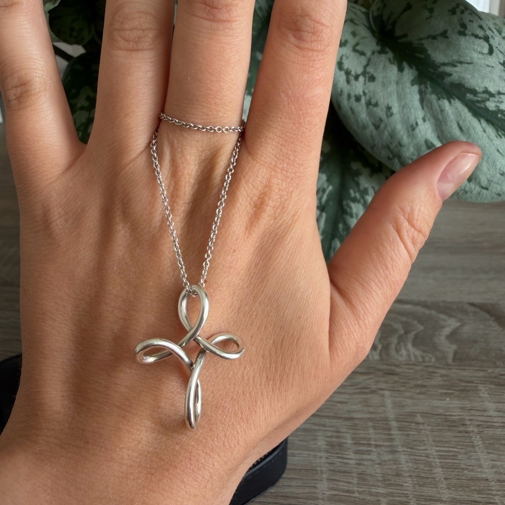 Tiffany&CO & Elsa Peretti infinite cross necklace 18”
